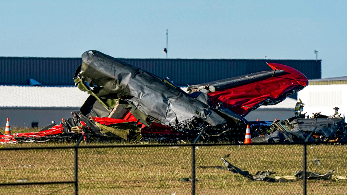 TWO WW11 PLANES COLLIDE AND CRASH AT TEXAS AIRSHOW IN AN UNFORTUNATE