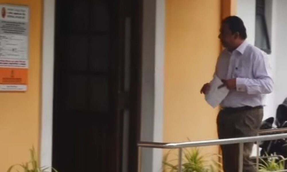 Gayantha leaves after giving statement to CIABOC Gayantha leaves after giving statement to CIABOC