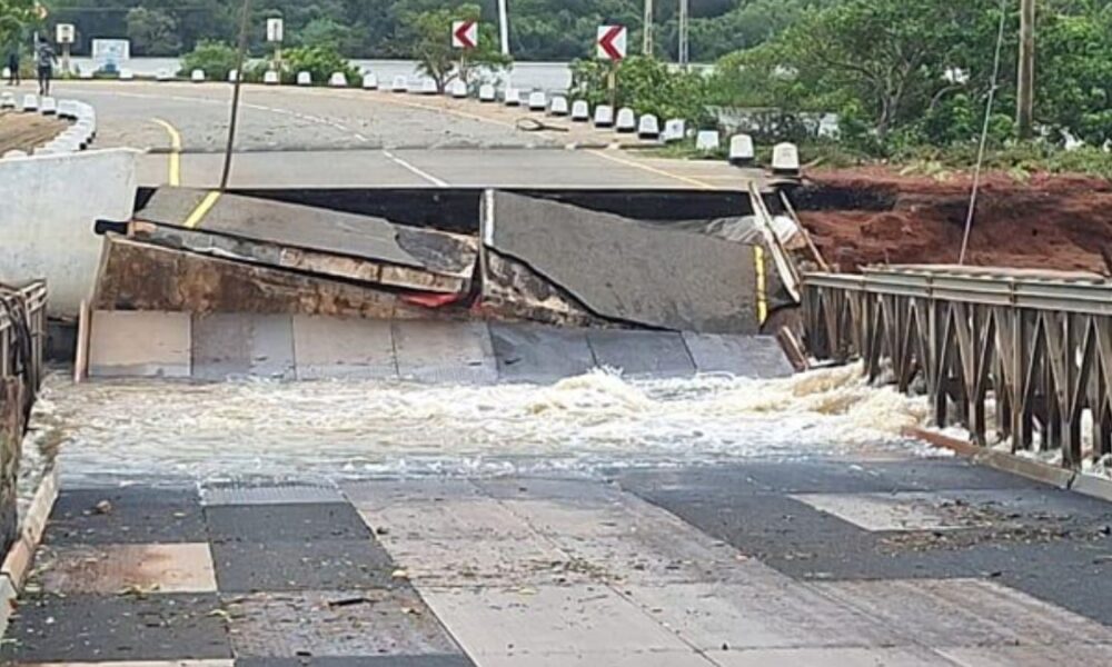 Nayaru Bridge in Mullaitivu collapses amid severe flooding Nayaru Bridge in Mullaitivu collapses amid severe flooding
