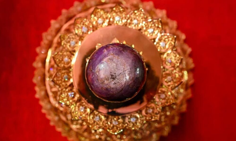 World’s largest natural purple star sapphire unveiled (Pics)