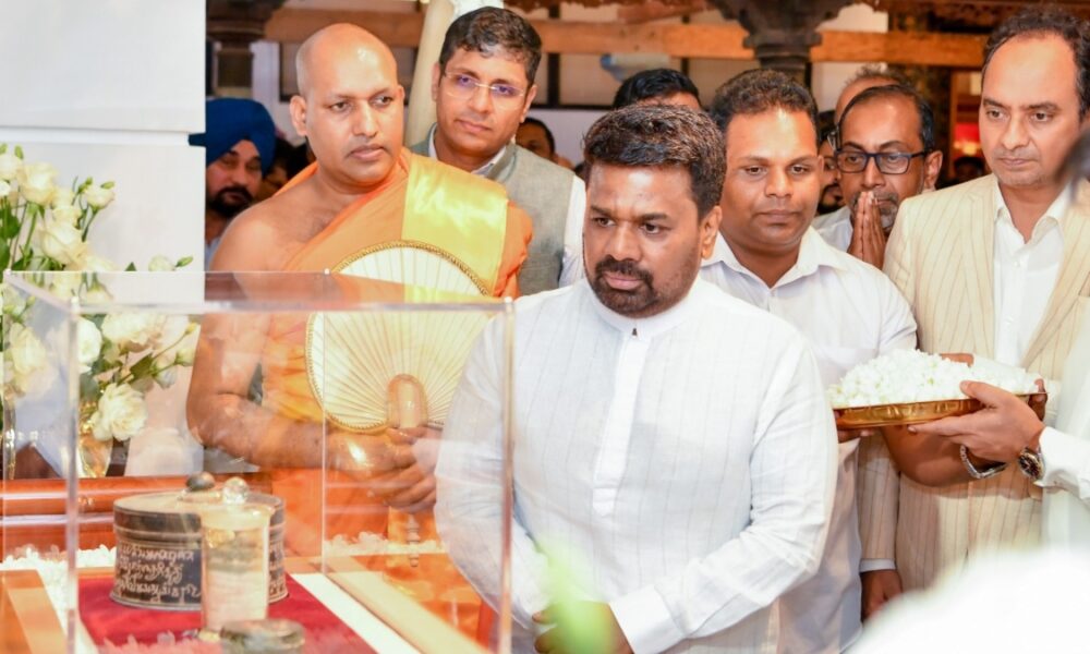 President Pays Homage to the Sacred DevnimoriRelics of Lord Buddha  – Sri Lanka Mirror – Right to Know. Power to Change